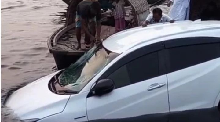 নবীগঞ্জে ফেরিতে ওঠার সময় নিয়ন্ত্রণ হারিয়ে প্রাইভেট কার নদীতে